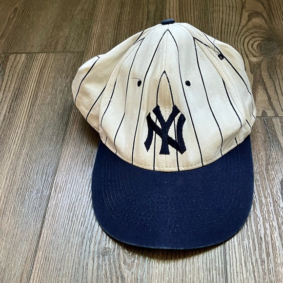 New York Yankees Pinstripe Baseball Cap - Picture 9 of 9